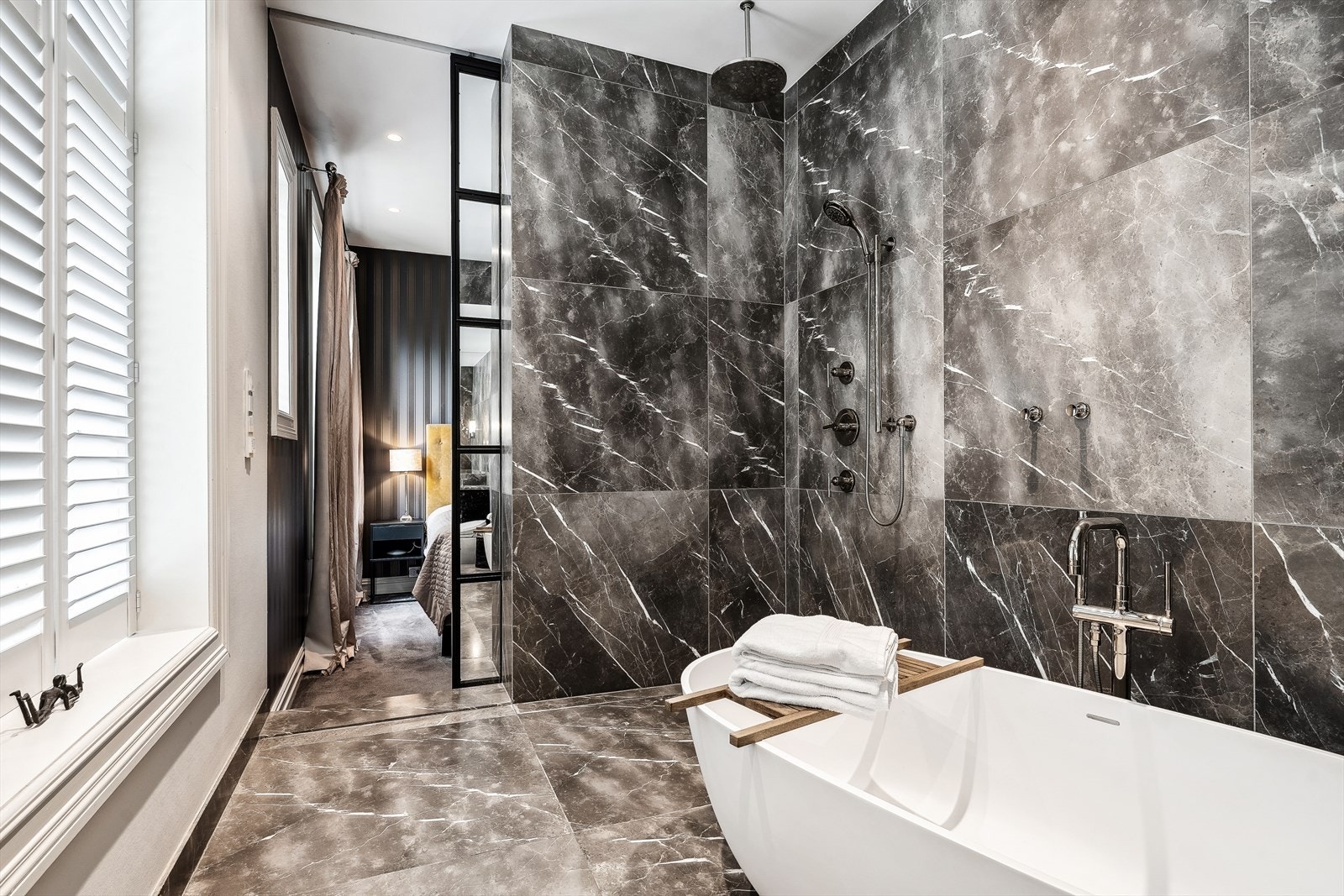 Delikat flislagt baderom ved baktrapp fra 2018 med elektriske varmekabler i gulv og malt himling. Fliser fra Fired Earth Galleribilde