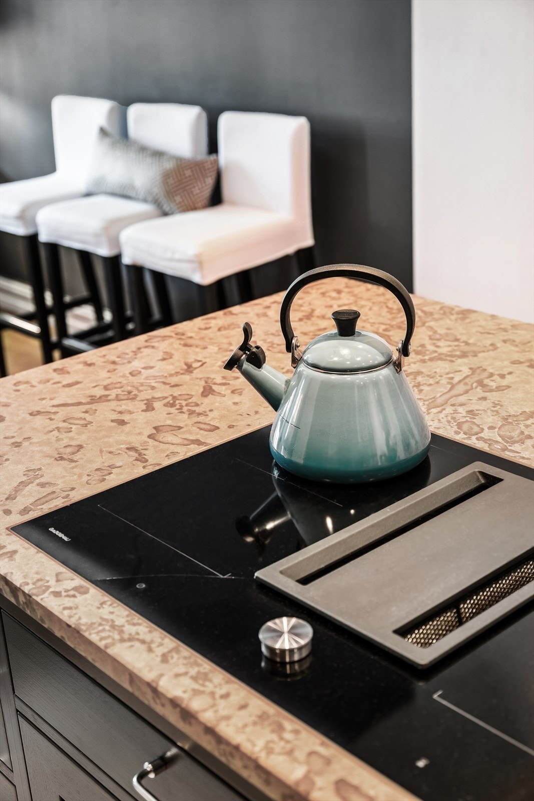 Hvitevarer som kjøleskap med fryser og isbitmaskin, pyrolyse komfyr, kombinert komfyr, dampovn og vinskap er integrert i innredningen. Galleribilde