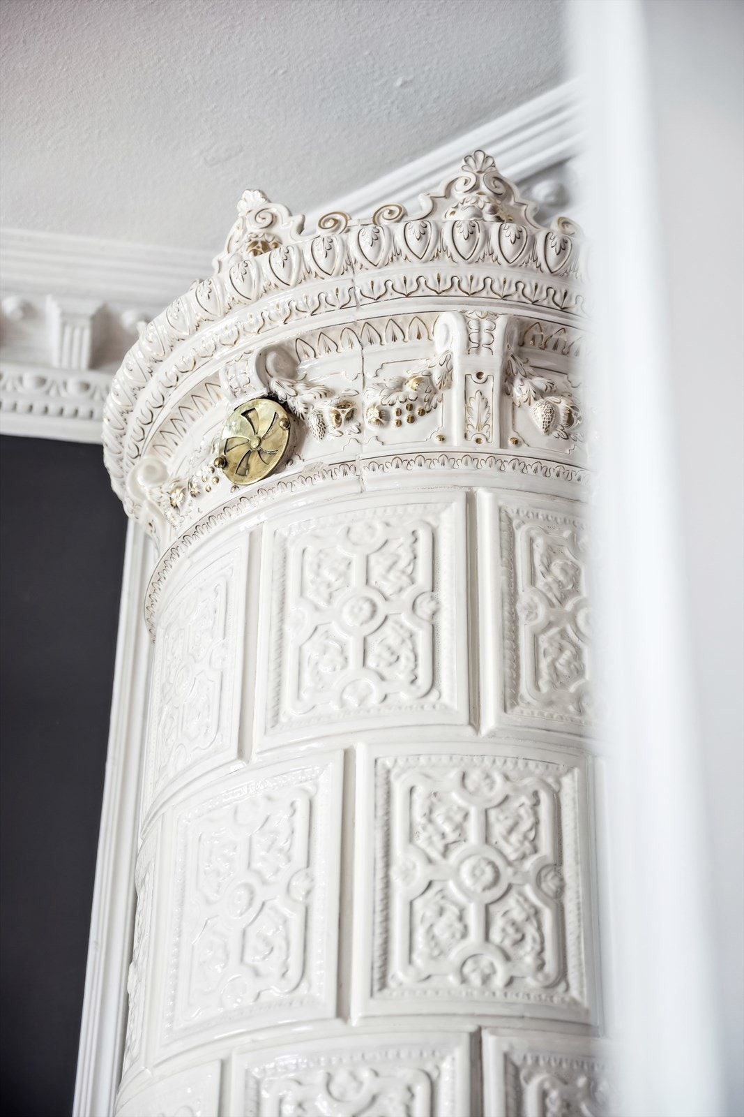 I stuen finner du en kakkelovn/peisovn som sørger for ekstra hygge og varme på kalde dager. Galleribilde