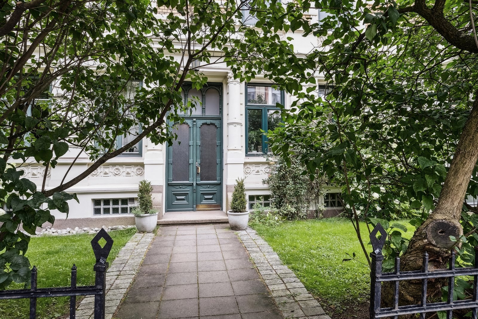 Camilla Colletts vei 7 har en sentral og attraktiv beliggenhet i en gate som er kjent for sin vakre arkitektur med grønne inntrykk, trær og velstelte forhager. Galleribilde