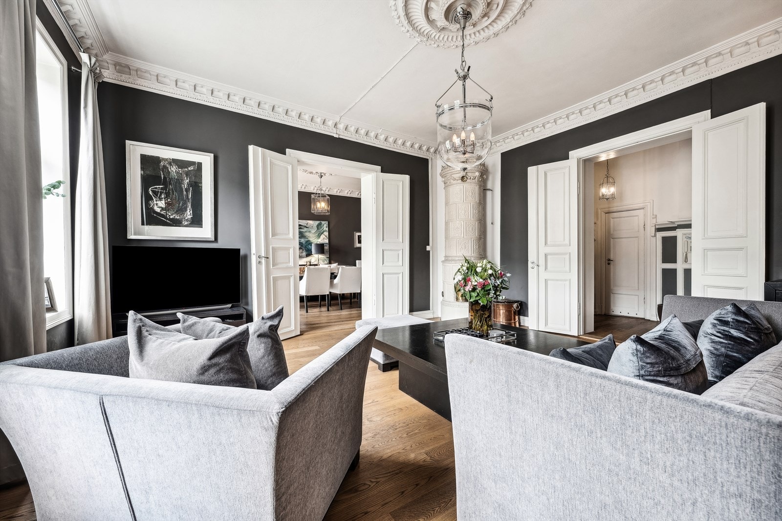 Leiligheten har en romslig stue og en spisestue. Galleribilde