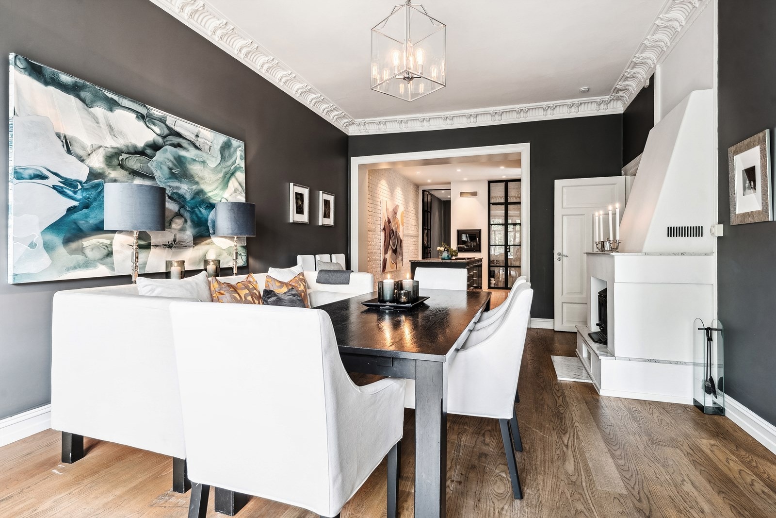 Her er det god plass til et stort spisebord hvor en bedre middag kan nytes sammen med det inviterte selskapet. Galleribilde