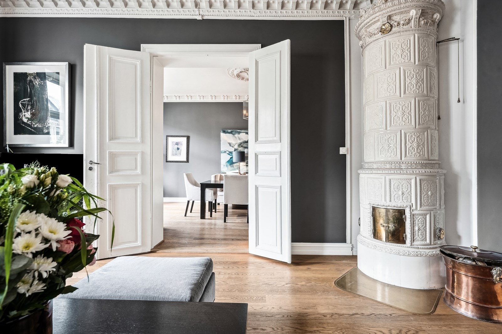 Lys, herlig stueavdeling med god møbleringsfrihet. Galleribilde