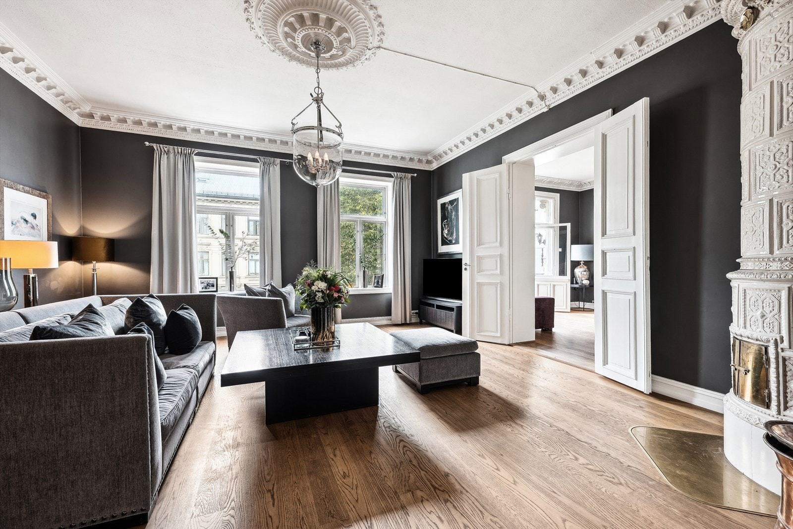 Camilla Colletts vei 7 har en sentral og attraktiv beliggenhet i en gate som er kjent for sin vakre arkitektur med grønne inntrykk, trær og velstelte forhager. Galleribilde