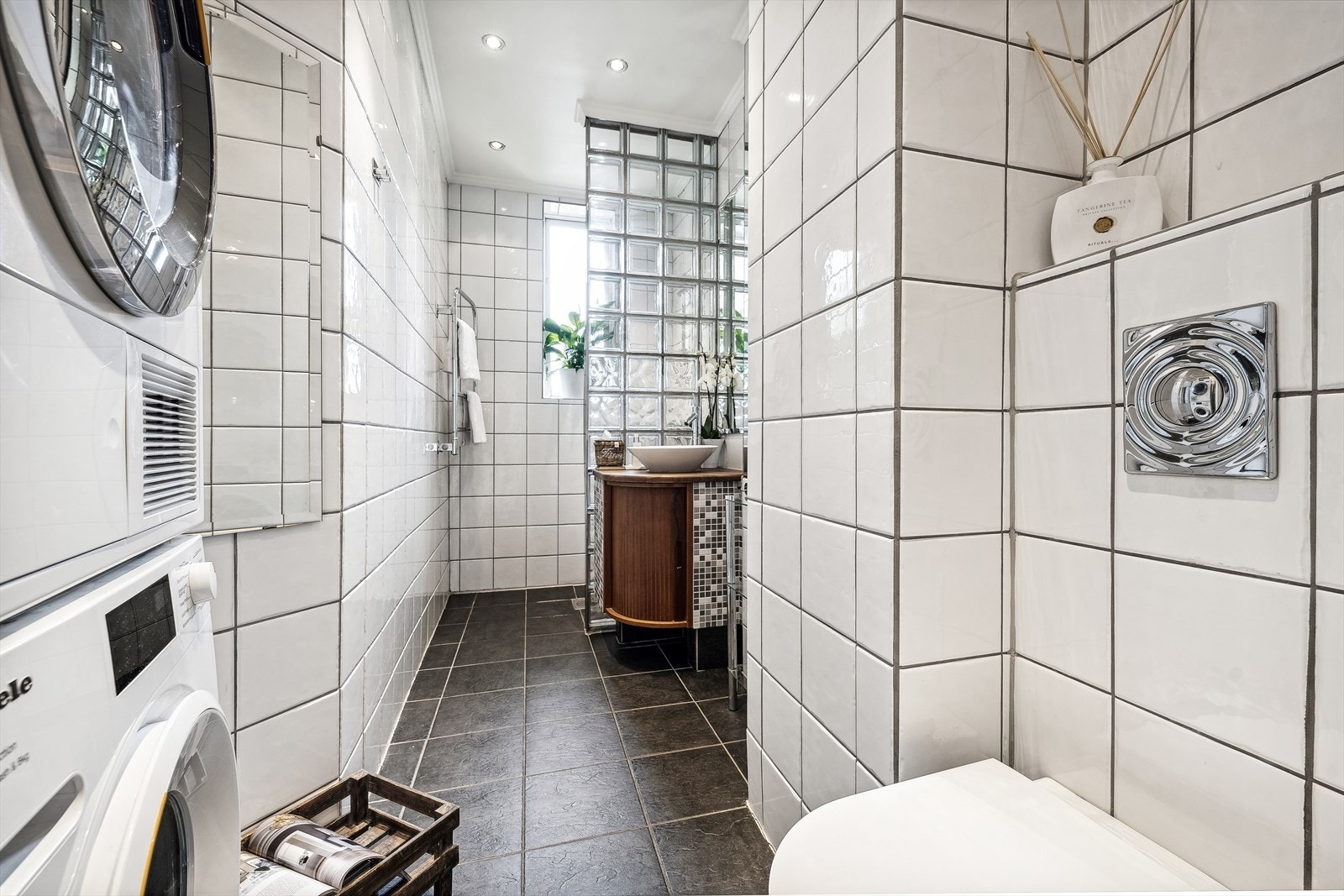 Bad nr 2: Flislagt baderom med elektriske varmekabler i gulv og malt himling. Badet er modernisert i 2001 ifølge tidligere eier. Galleribilde