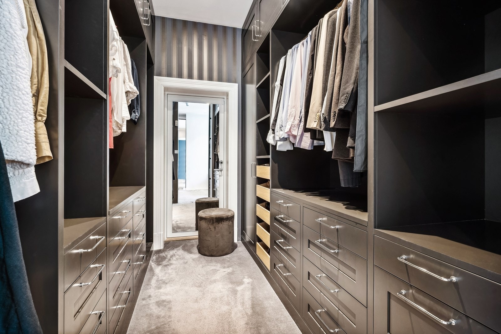 Klær kan pent ryddes bort i et romslig omkledningsrom som ligger i tilknytning til hovedsoverom Galleribilde