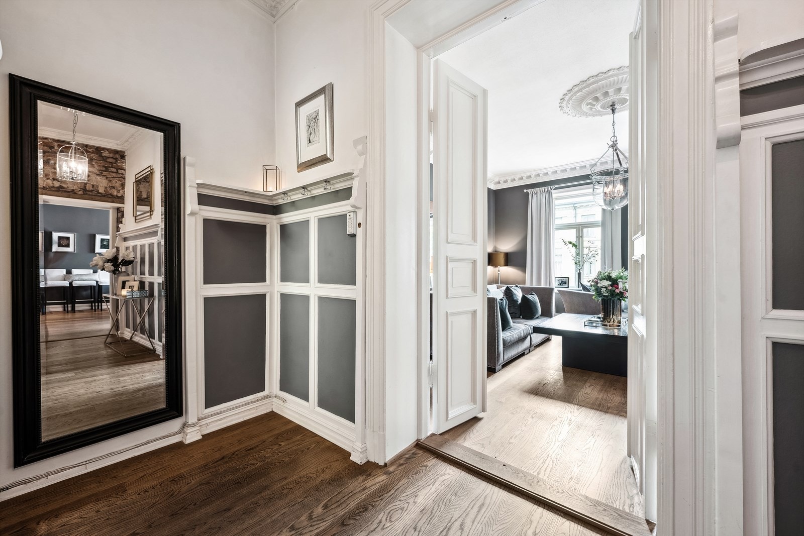 Her ønskes du velkommen inn via en romslig gang med god tilknytting til alle rom. Galleribilde