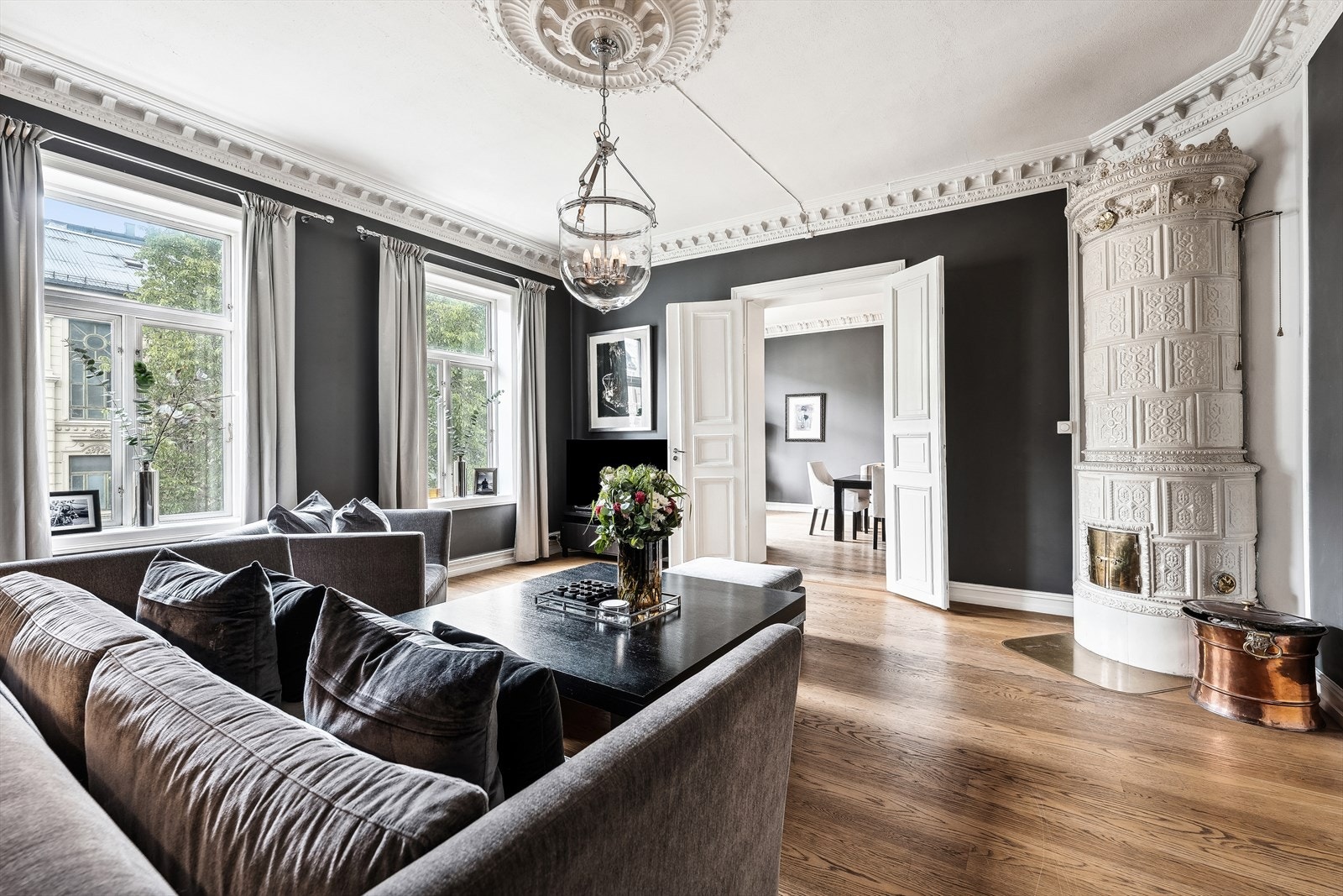 Dette er en eksklusiv og strøken selveier i klassisk bygård. Galleribilde