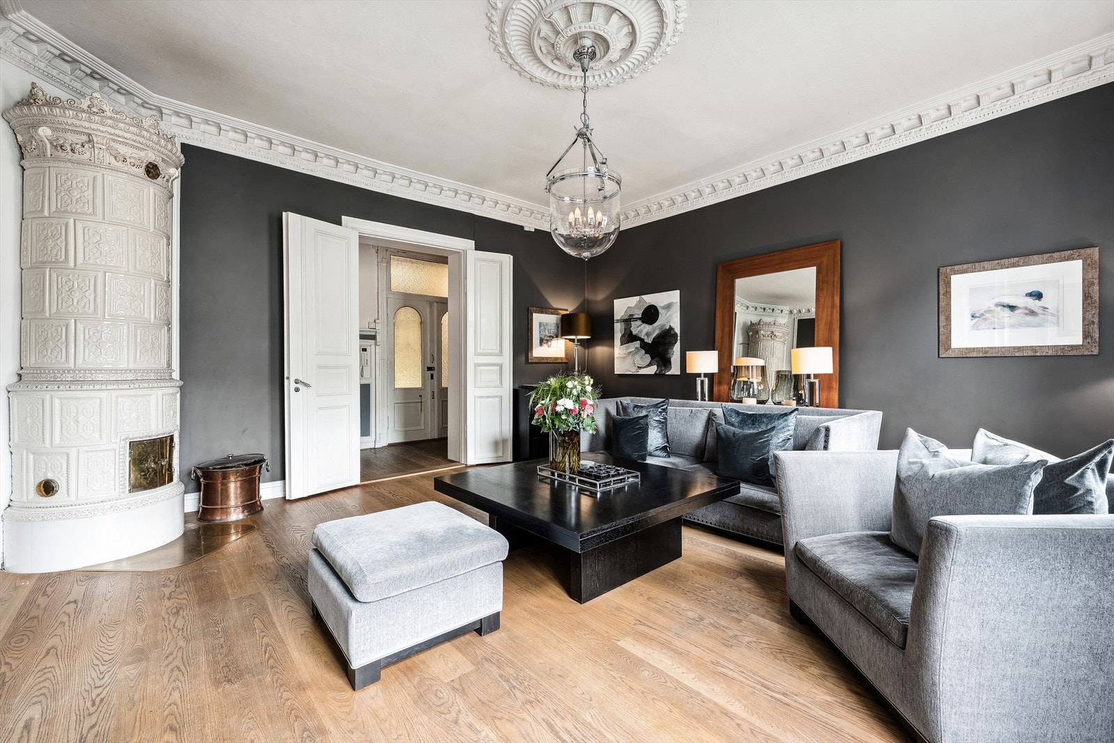 Stukkatur og gipsrosetter i entré, stue og spisestue. Galleribilde