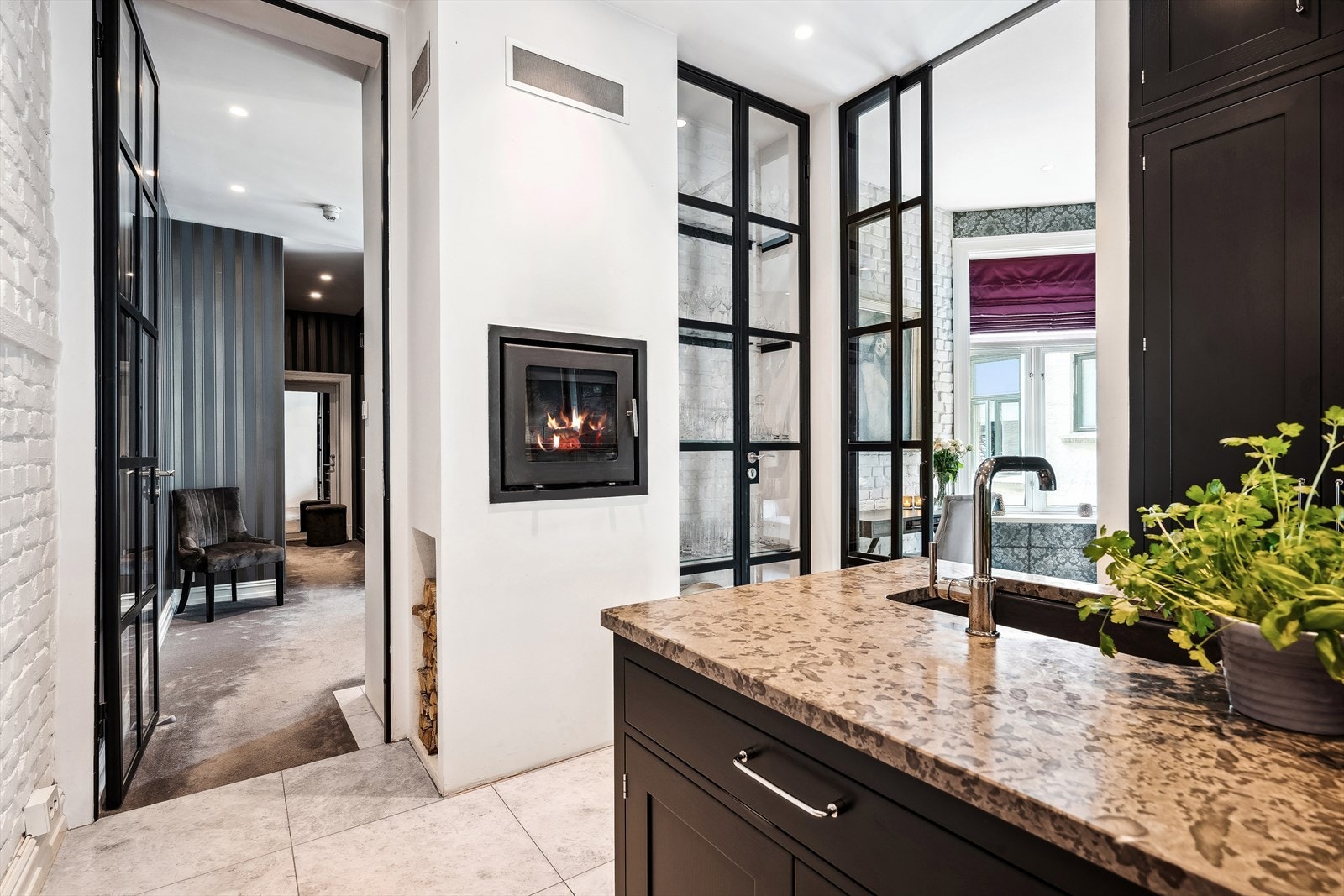 Ny peisovn i kjøkken i 2018. Marmorgulv. Galleribilde