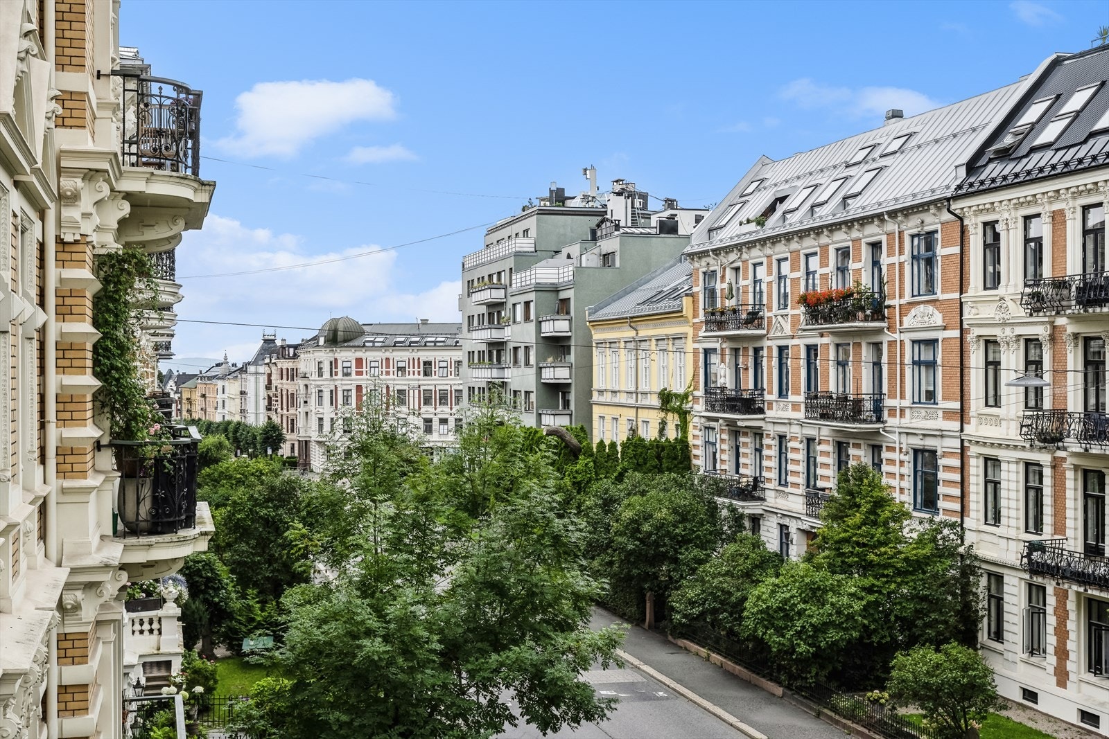 Her kan du nyte flott utsikt mot et eksklusivt boligområe Galleribilde