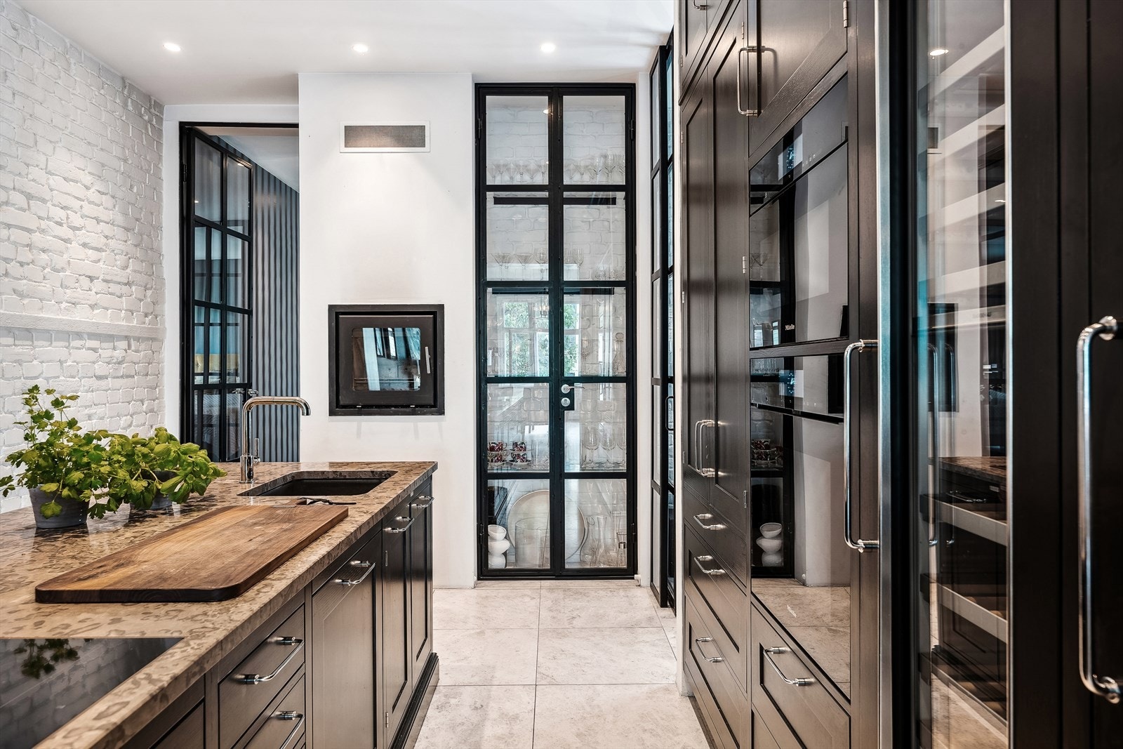 Kjøkkenet ligger praktisk plassert i ett eget rom. Det er rikelig med lagringsplass i skap og skuffer. Galleribilde