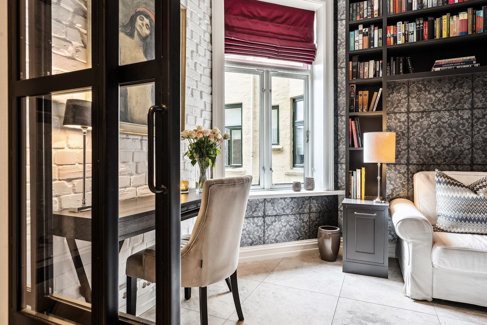 Leiligheten har også et gjesterom med plassbygde hyller. Galleribilde