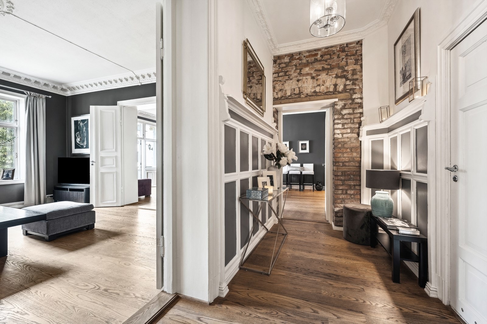 Det er det god plass for oppheng av yttertøy. Galleribilde