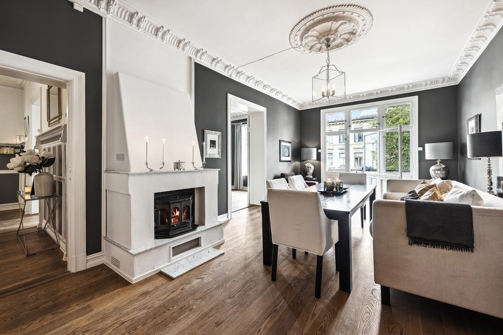 Spisestuen er av god størrelse. Middagen kan nytes ved den flotte peisen. Galleribilde