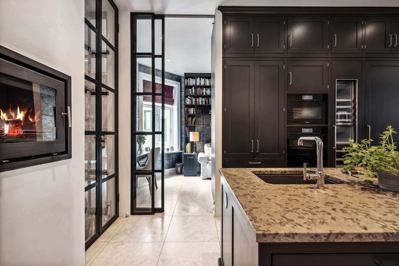 På kjøkkenet er det en kjøkkenøy hvor morgenkaffen kan nytes. Galleribilde