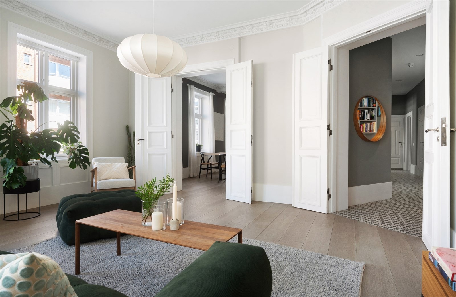 Stuen oppleves som svært luftig og har god plass til sofagruppe og tilhørende møblement. Galleribilde