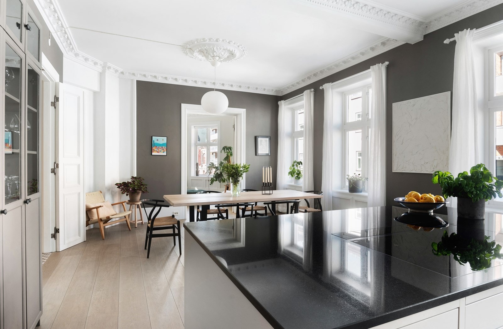 Takhøyde på hele 3,1 m gir leiligheten et luftig og romslig preg. Galleribilde