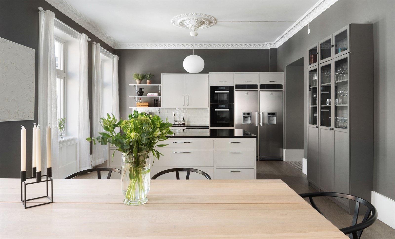 Åpen kjøkken / spisestue løsning med lekre detaljer. Galleribilde