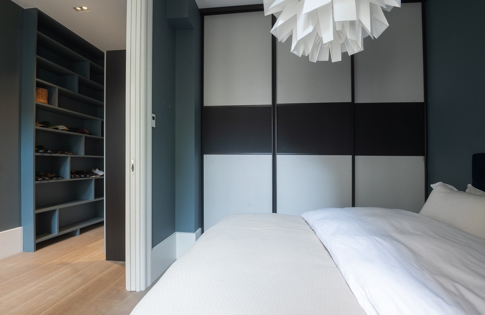 Praktisk innebygget garderobeløsning med skyvedørs fronter. Galleribilde