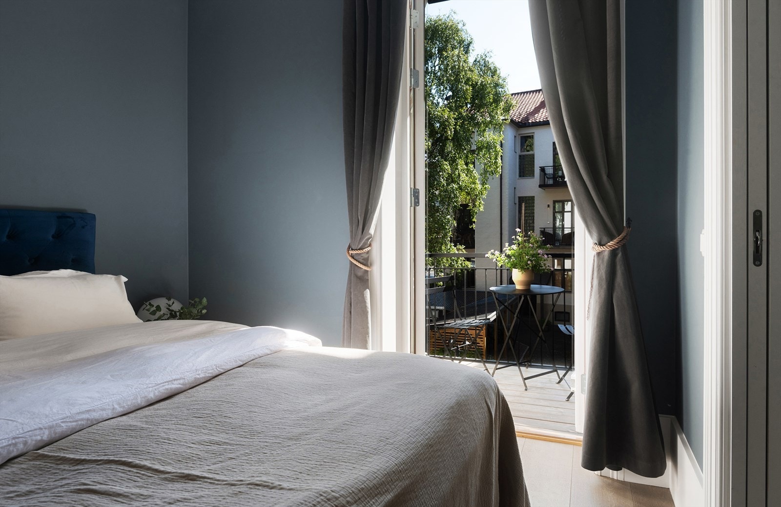 Soverommet er av god størrelse og vender ut mot rolig bakgård. Galleribilde