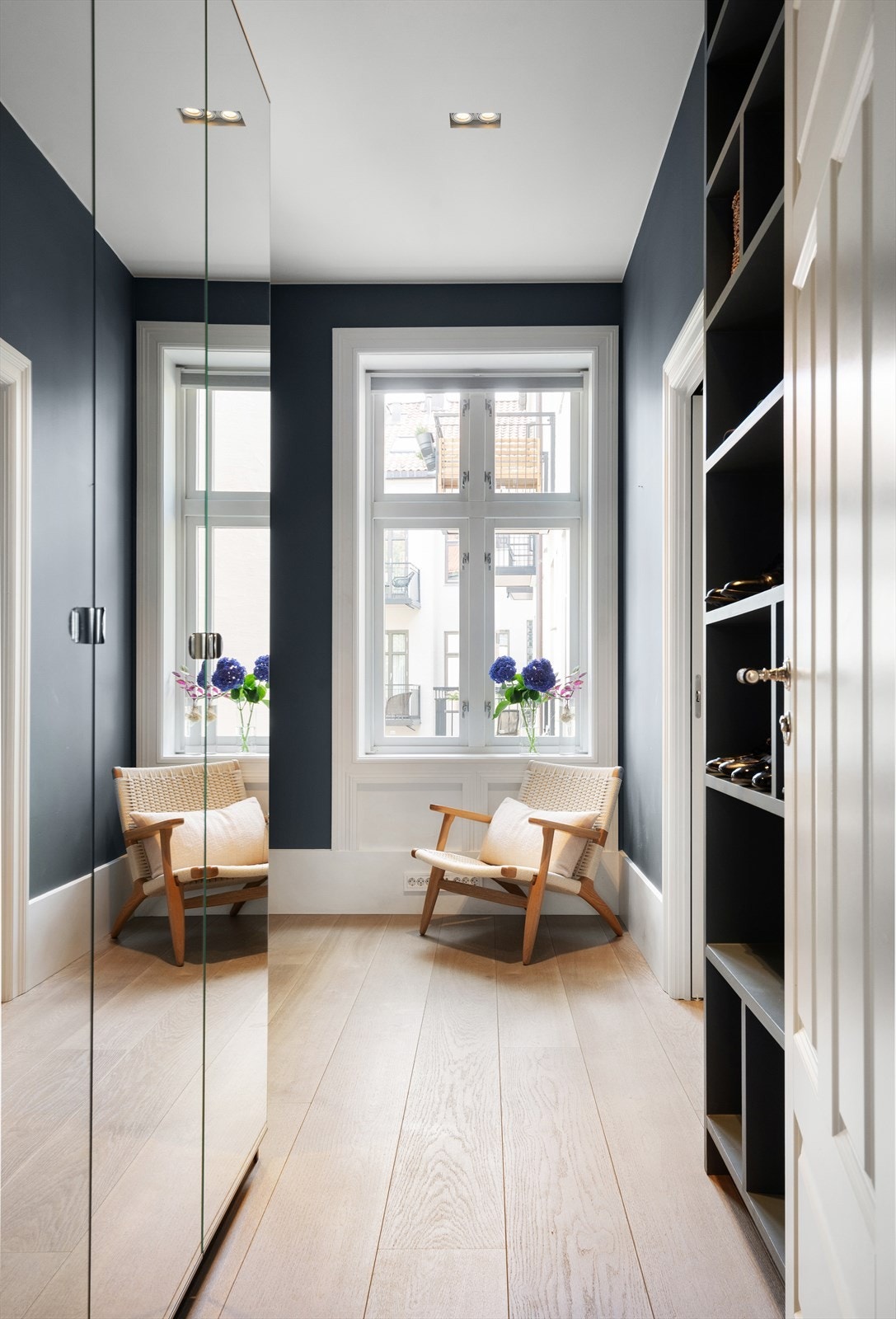 Soverommet vender ut mot rolig gårdsrom og har eget omkledningsrom. Omkledningsrommet egner seg også godt som barnerom/kontor. Galleribilde