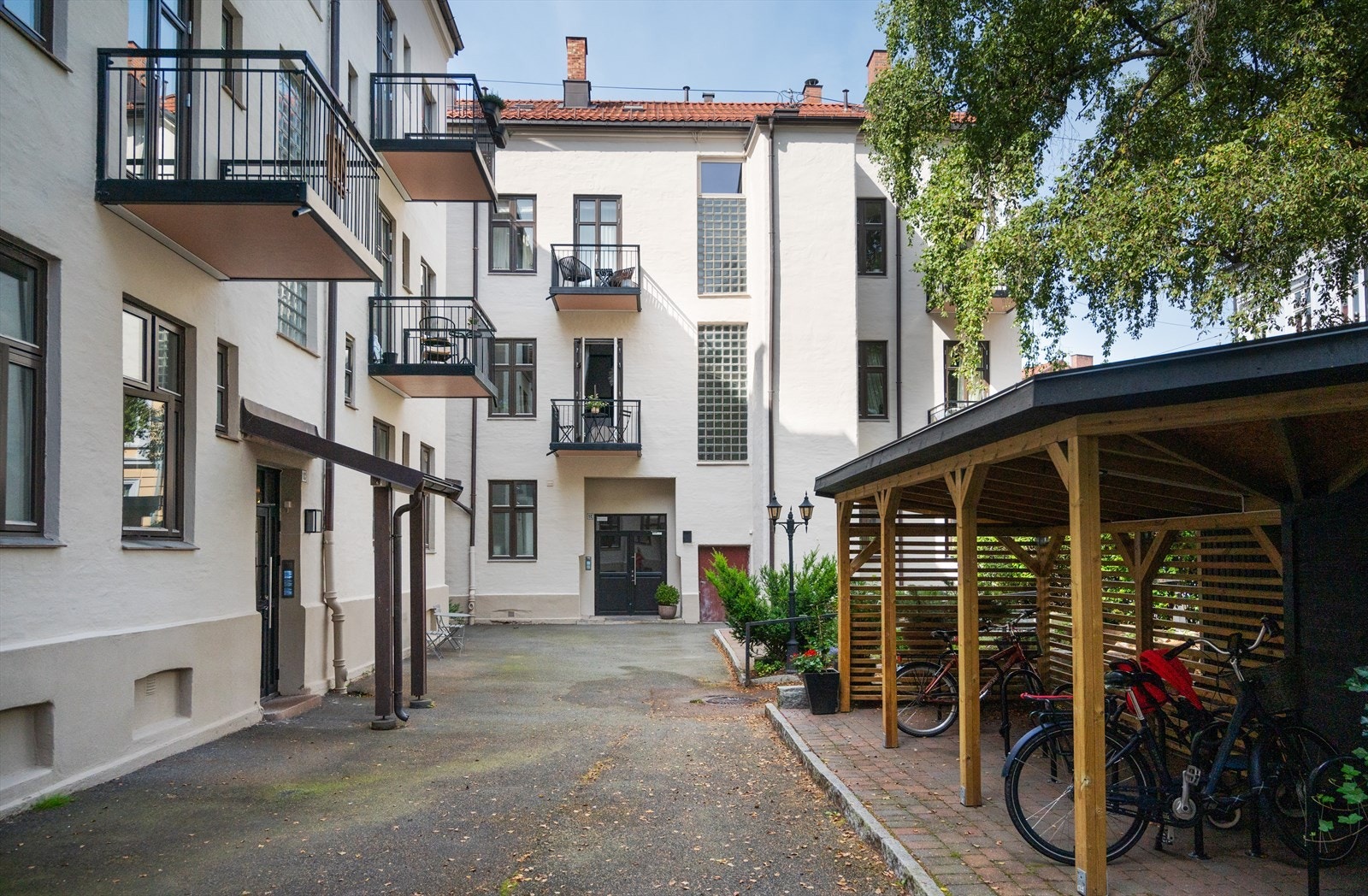 Hyggelig og opparbeidet gårdsrom med beplantning og sykkelparkering til glede for byggets beboere. Galleribilde