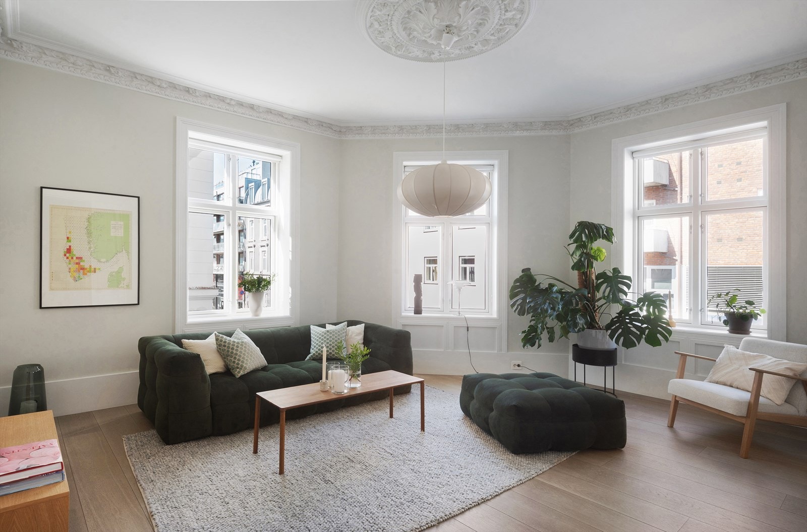 Gjennomgående planløsning, med store vinduer og dype vinduskarmer som gir godt med lys fra tre sider. Galleribilde