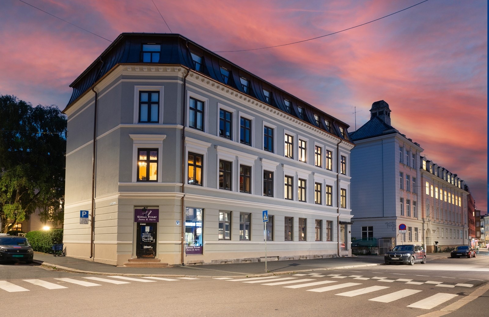 Leiligheten beliggende flott til i 2. etasje, i velholdt bygård fra 1892, med sentral beliggenhet på Majorstuen. Galleribilde