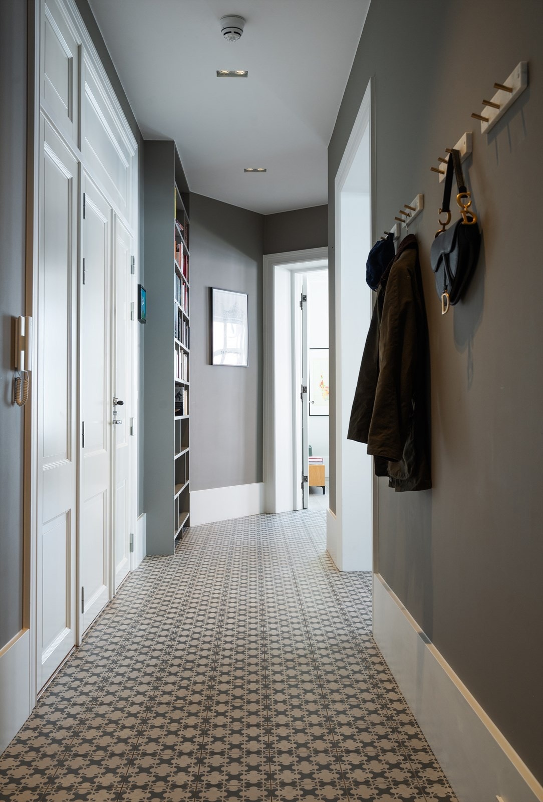 Innbydende entré i moderne design med plass for å henge av seg yttertøy. Galleribilde