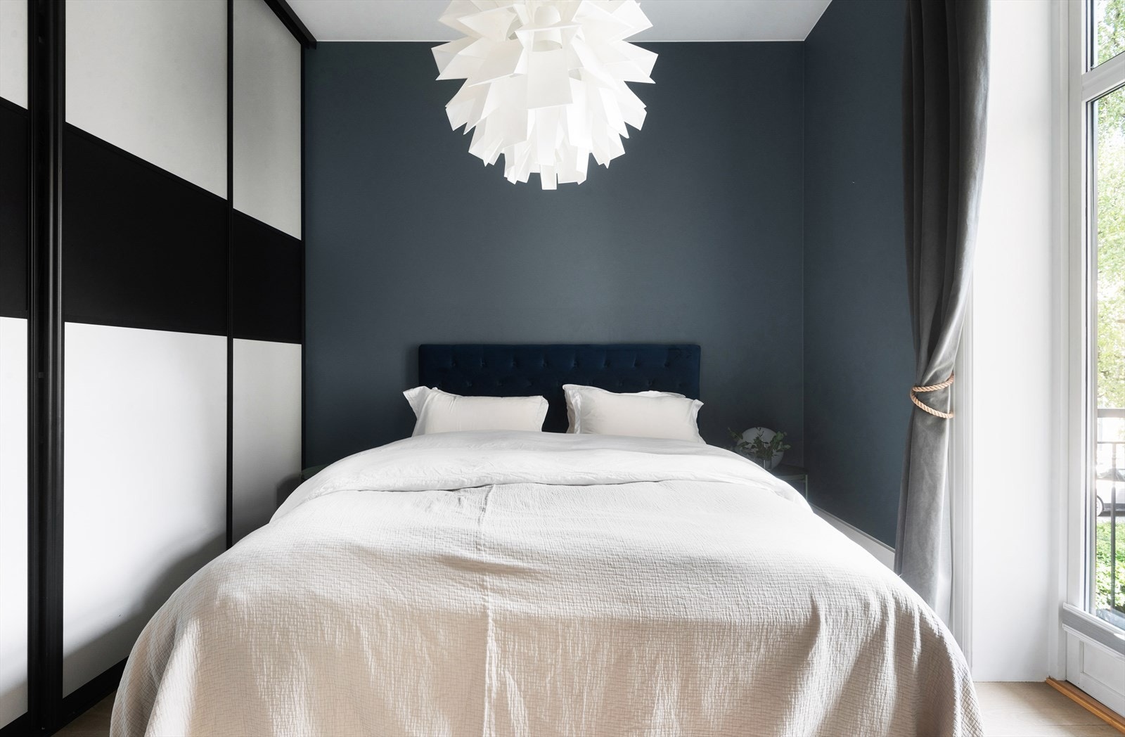 Det er god plass til dobbeltseng og tilhørende møblement. Galleribilde