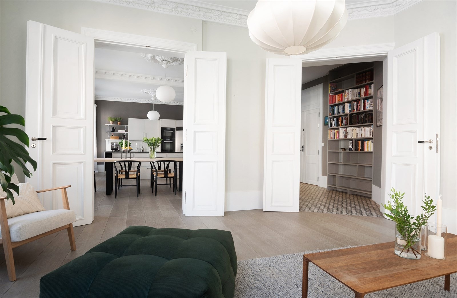 Leiligheten bærer preg av gjennomtenkte løsninger og holder en god standard med fokus på fine farge- og materialvalg, samt klassiske detaljer som rosett, stukkatur og doble fløydører. Galleribilde