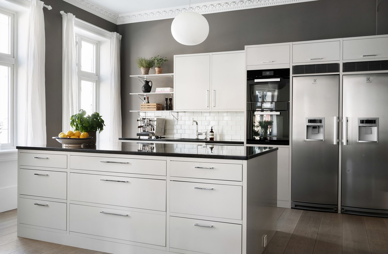 Fantastisk spisekjøkken. Rikelig med skapplass og god plass til stort spisebord. Galleribilde