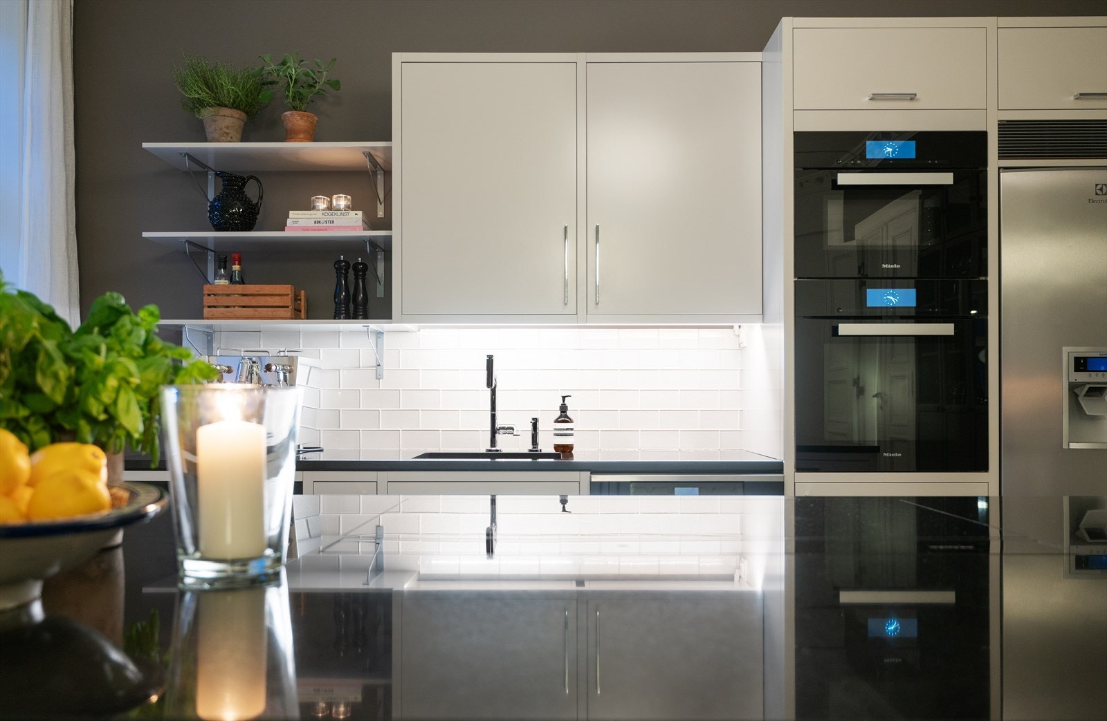 Velutstyrt og tidsmessig Sigdal kjøkken fra 2017 med glatte, malte fronter og stor og praktisk kjøkkenøy. Galleribilde