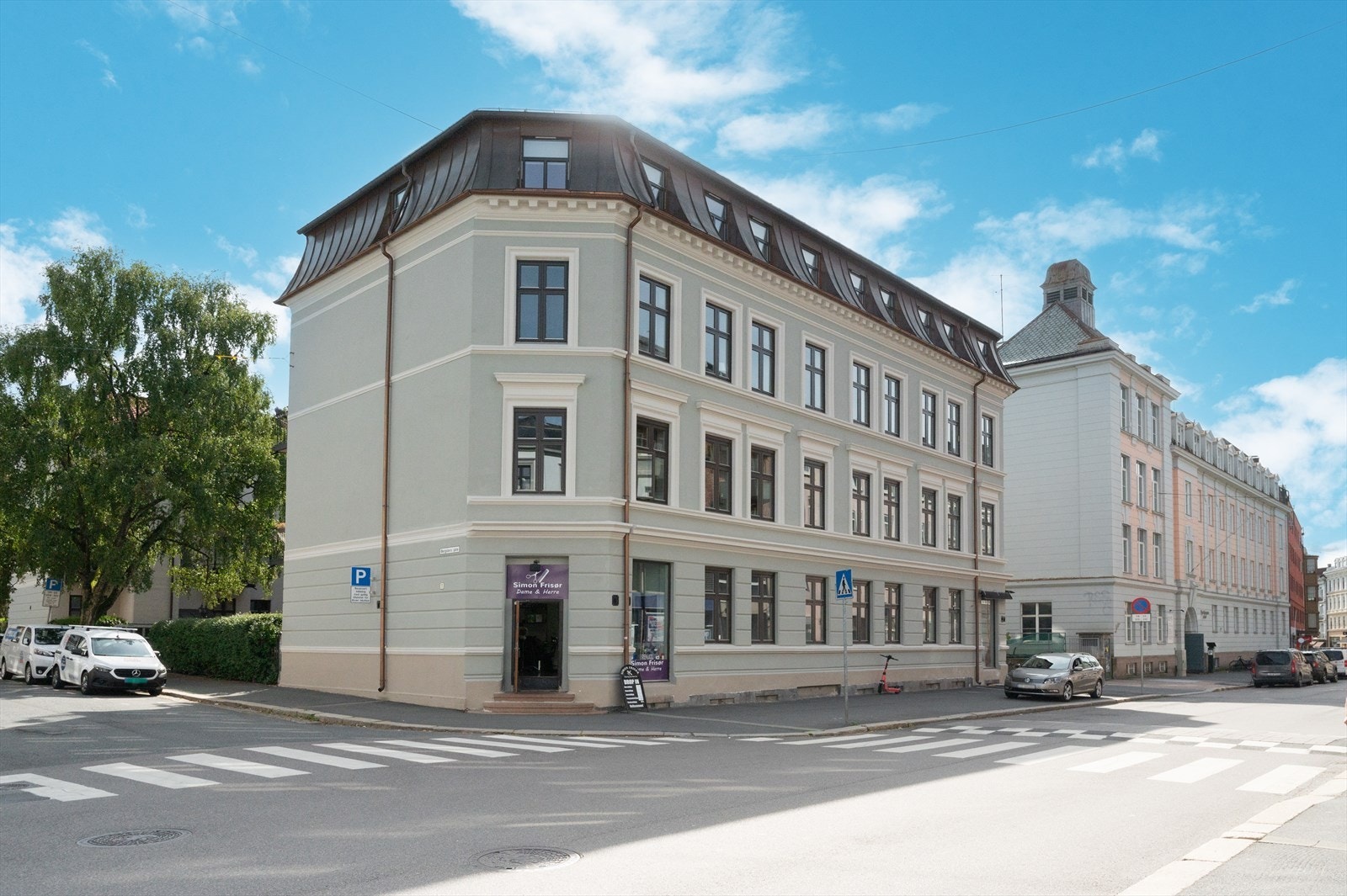 Velholdt bygård hvor både tak mot gate, pipeløp og fasadene er rehabilitert i 2022. Galleribilde