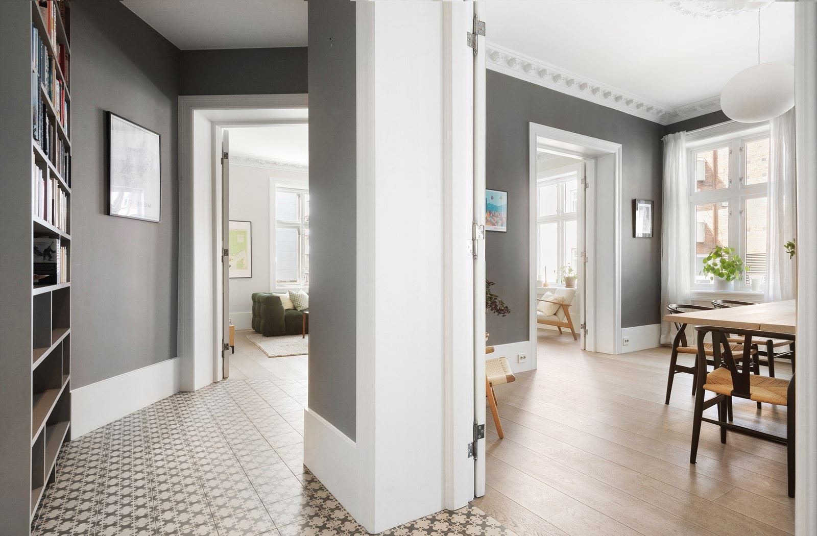 Lekre gulvflater i leiligheten med bred 1-stavs eikeparkett og fliser i entré/gang. Galleribilde