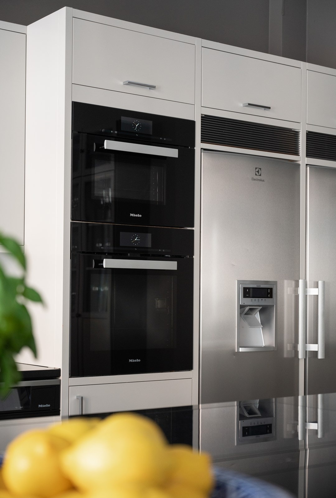 Integrert i kjøkkenet er Miele stekeovn, Miele damp/micro, Miele oppvaskmaskin og tilpasset Electrolux kjøleskap og Electrolux fryseskap. Galleribilde