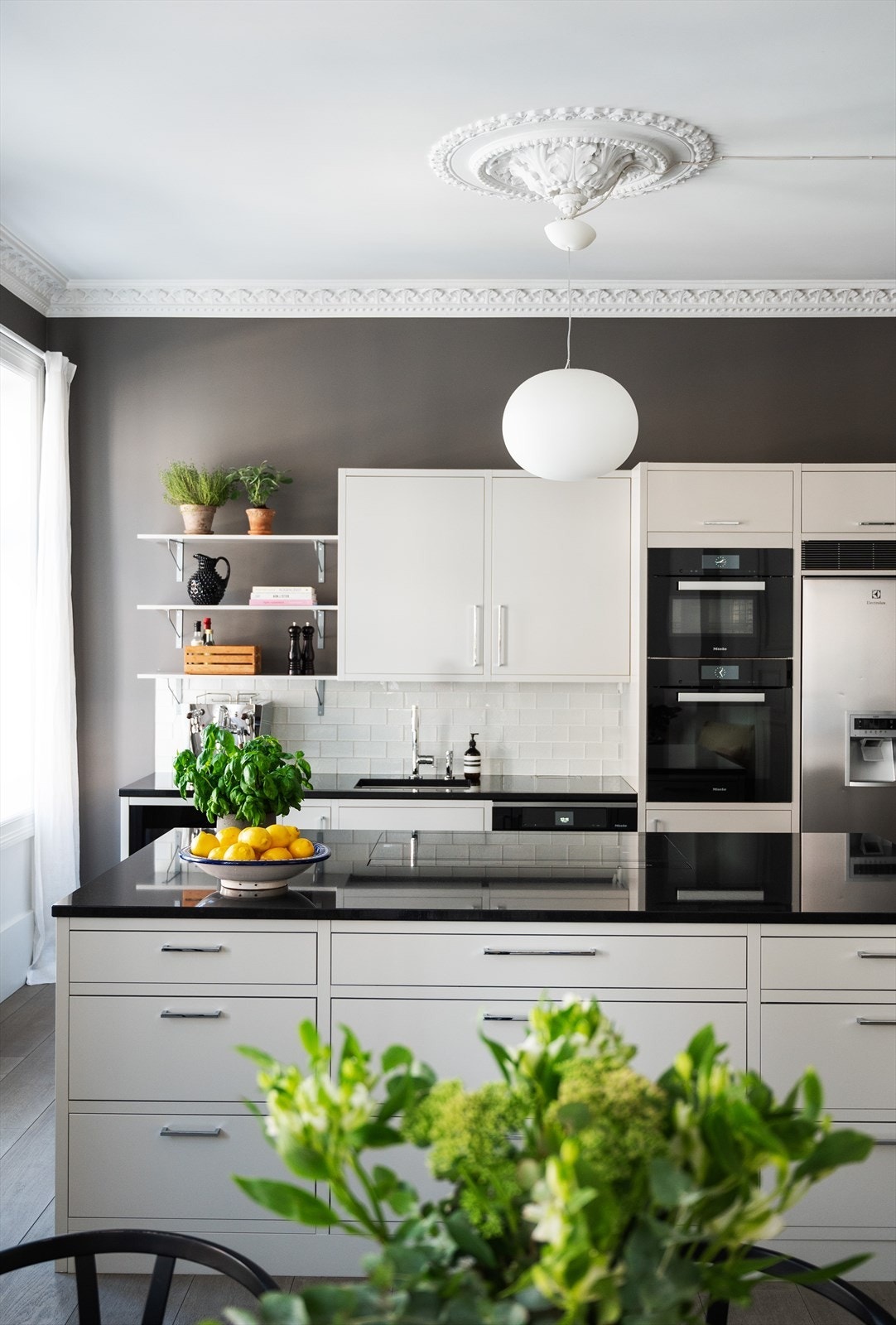 Lekkert kjøkken hvor en fin blanding av det moderne møter det klassiske. Galleribilde