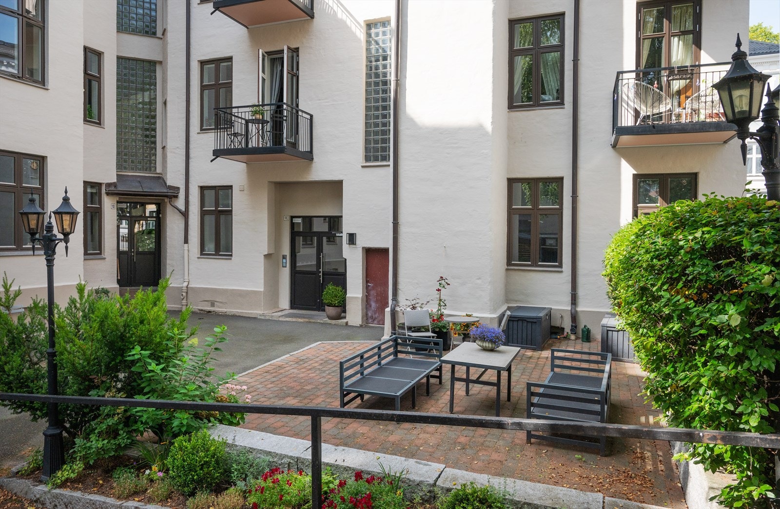 Gårdsrom er gjerdet inn med smijernsgjerde. Adkomst via port med ringetablå. Galleribilde