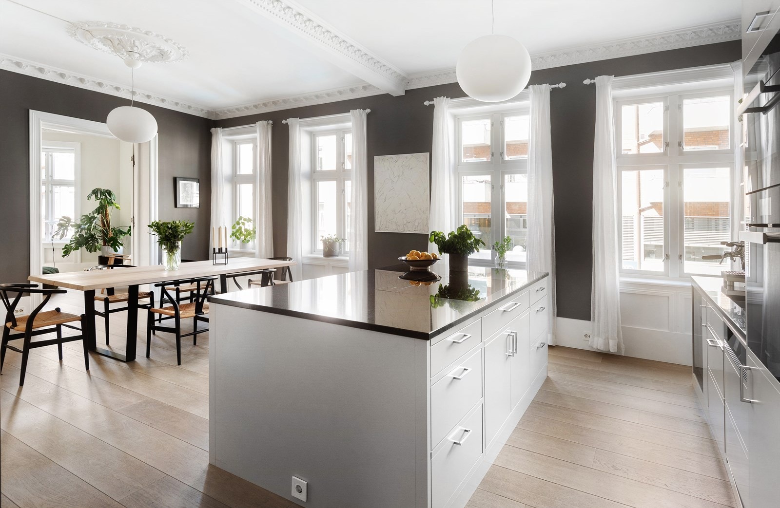 Svært attraktiv og omfattende oppusset (2017) 3-roms selveierleilighet beliggende flott til i 2. etasje, i velholdt bygård fra 1892, med sentral beliggenhet på Majorstuen. Galleribilde