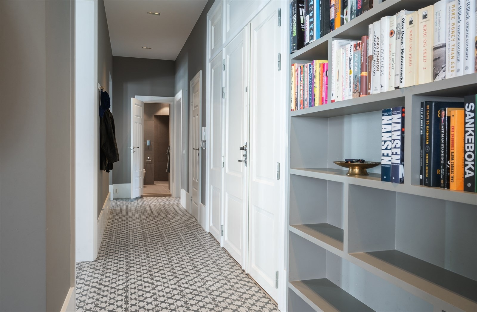 Flott snekkertilpasset bokseksjon i gang. Galleribilde