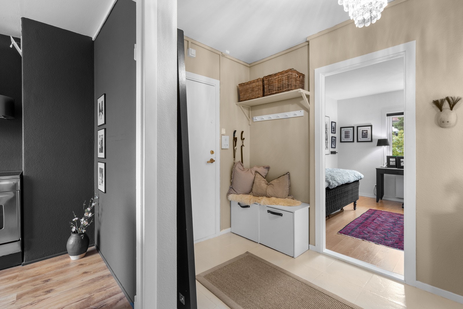 Entreen har plass til oppbevaring og gir et godt førsteinntrykk av boligen med sitt tidløse design. Galleribilde