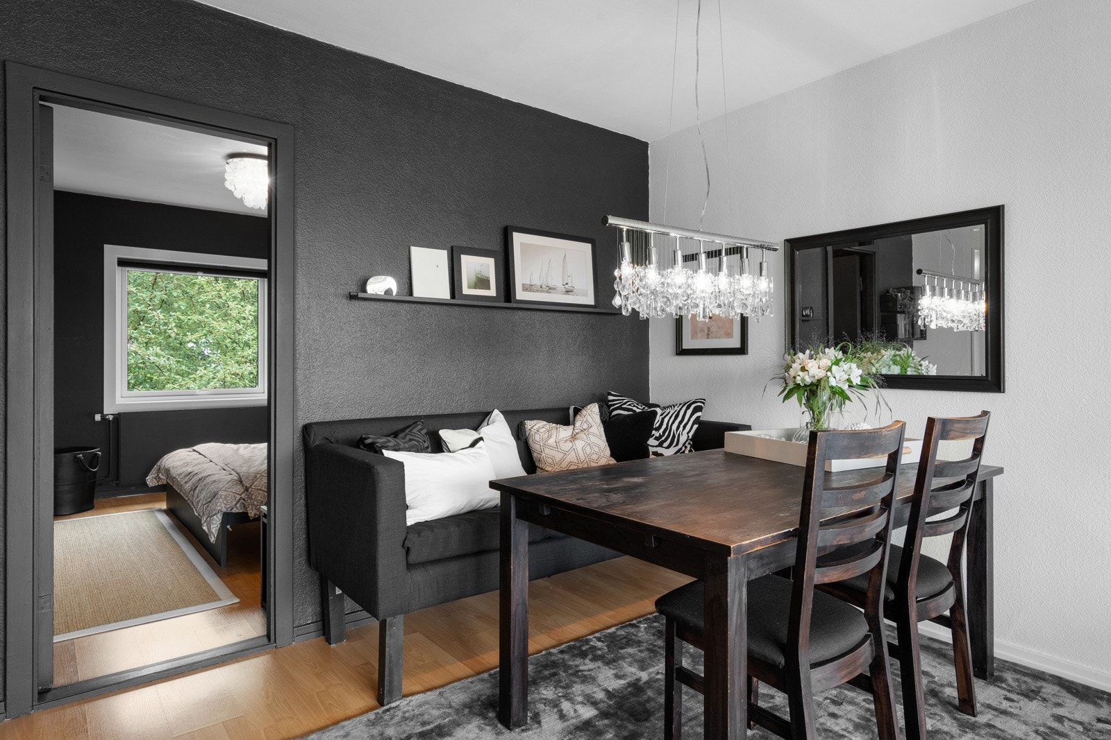 Her har man plass til en stor spisegruppe, hvilket gjør det lett å invitere til hyggelige middagsselskaper. Galleribilde