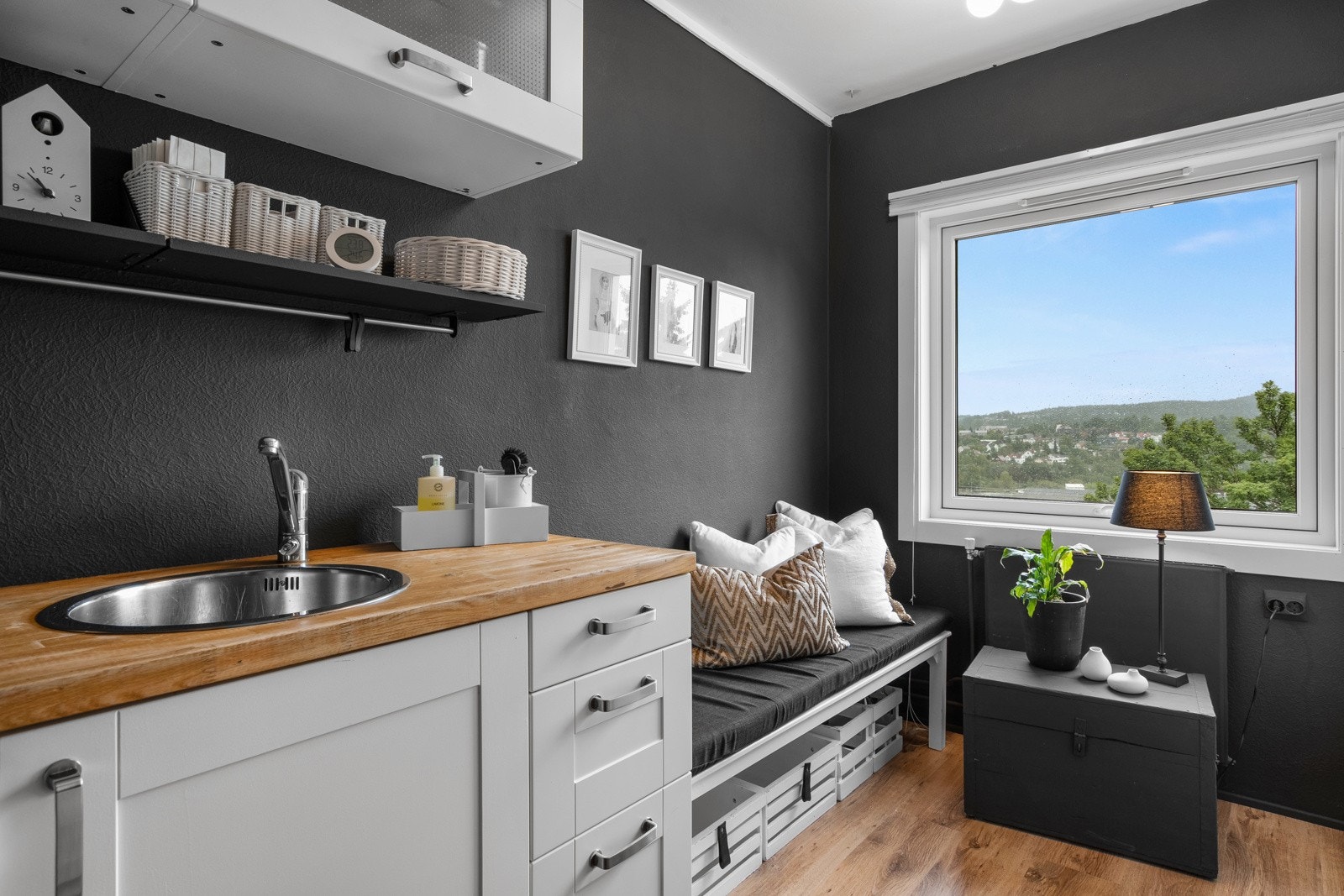 Her er det plass til å innrede med en koselig sittebenk ved vinduet som skaper en hyggelig spiseplass hvor du kan nyte frokosten. Galleribilde