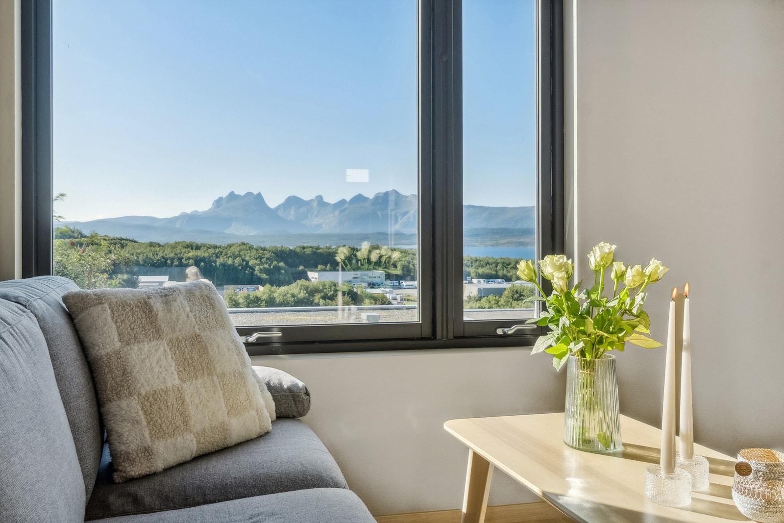 Dette er en leilighet som må oppleves - stilren, moderne, og klar for nye eiere som ønsker seg et flott hjem Galleribilde