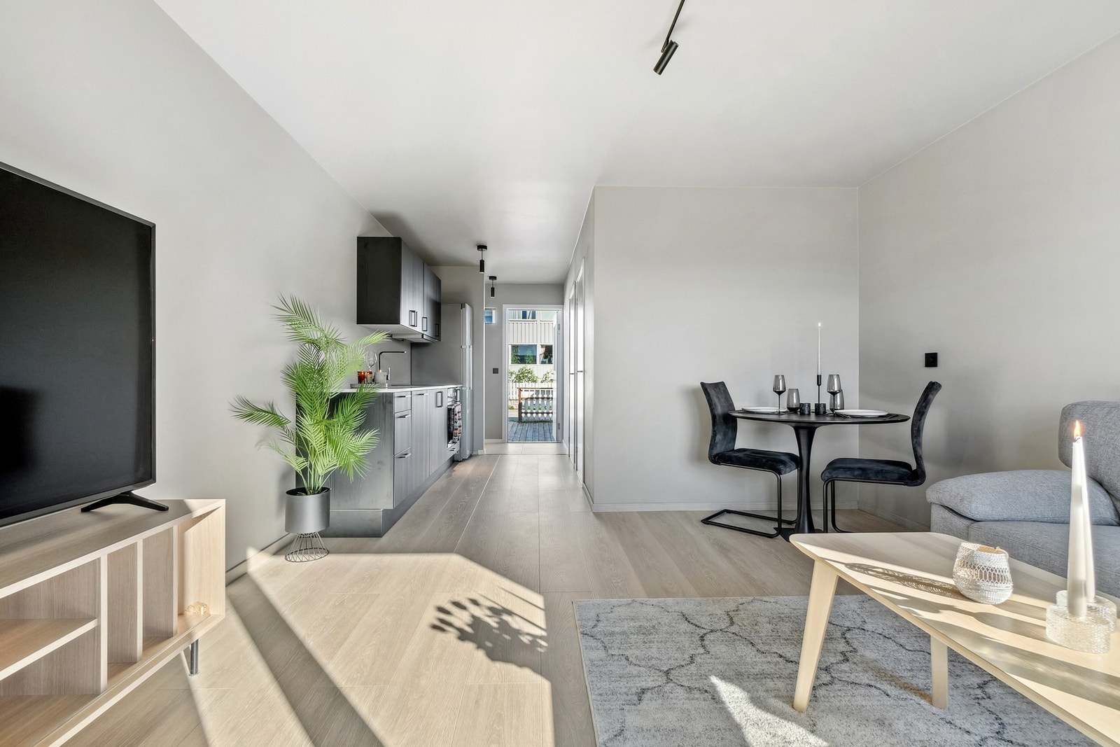 God utnyttelse av stue med plass for både sittegruppe og spisebord Galleribilde