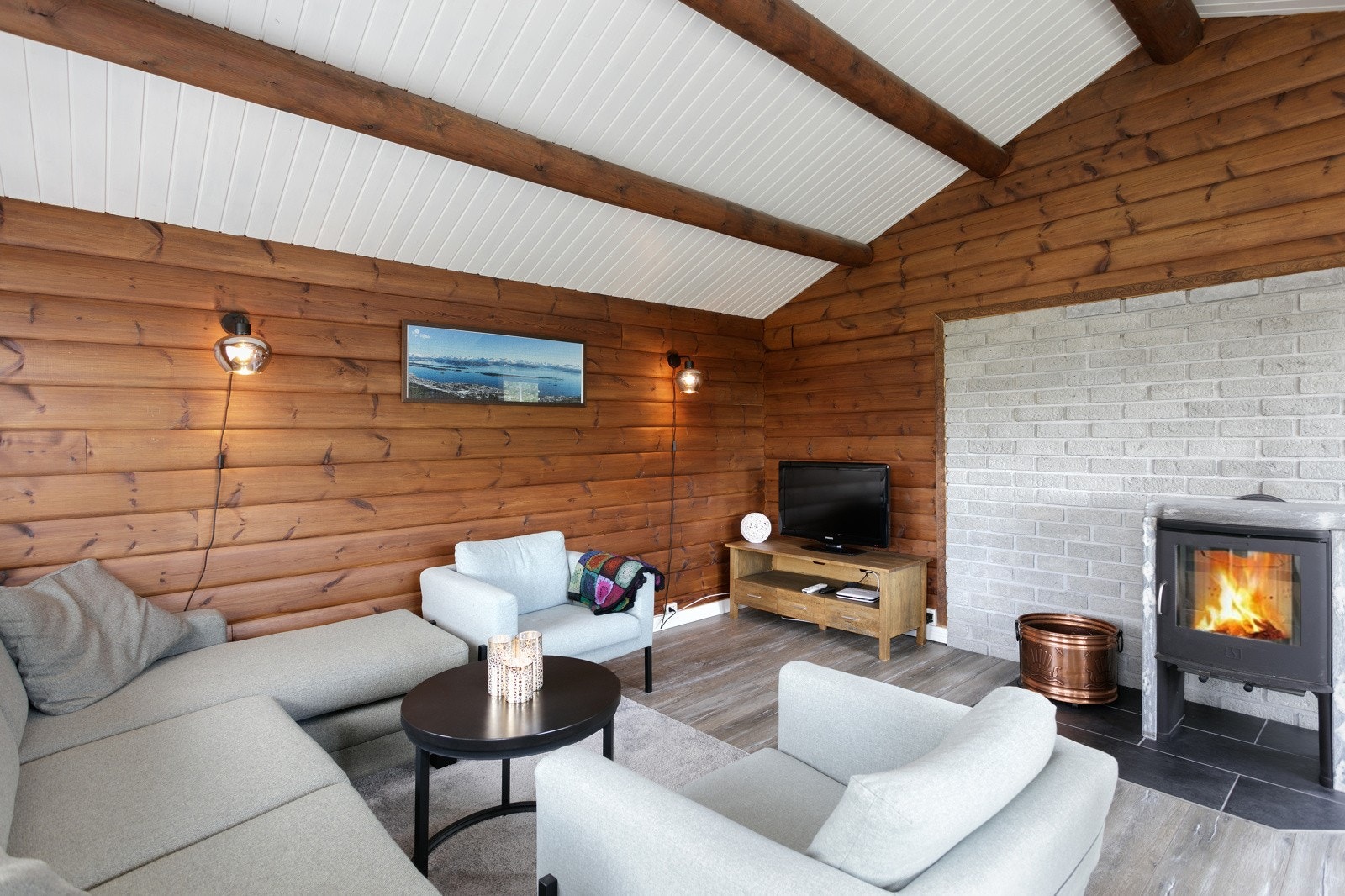 Stua har god plass til møbelgrupper og åpen himling gir ekstra bra romfølelse Galleribilde