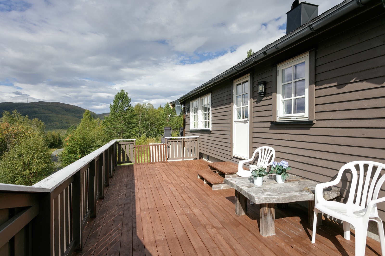 Eiendommen har flotte uteområder og terrasser nærmest rundt hele hytten. Galleribilde
