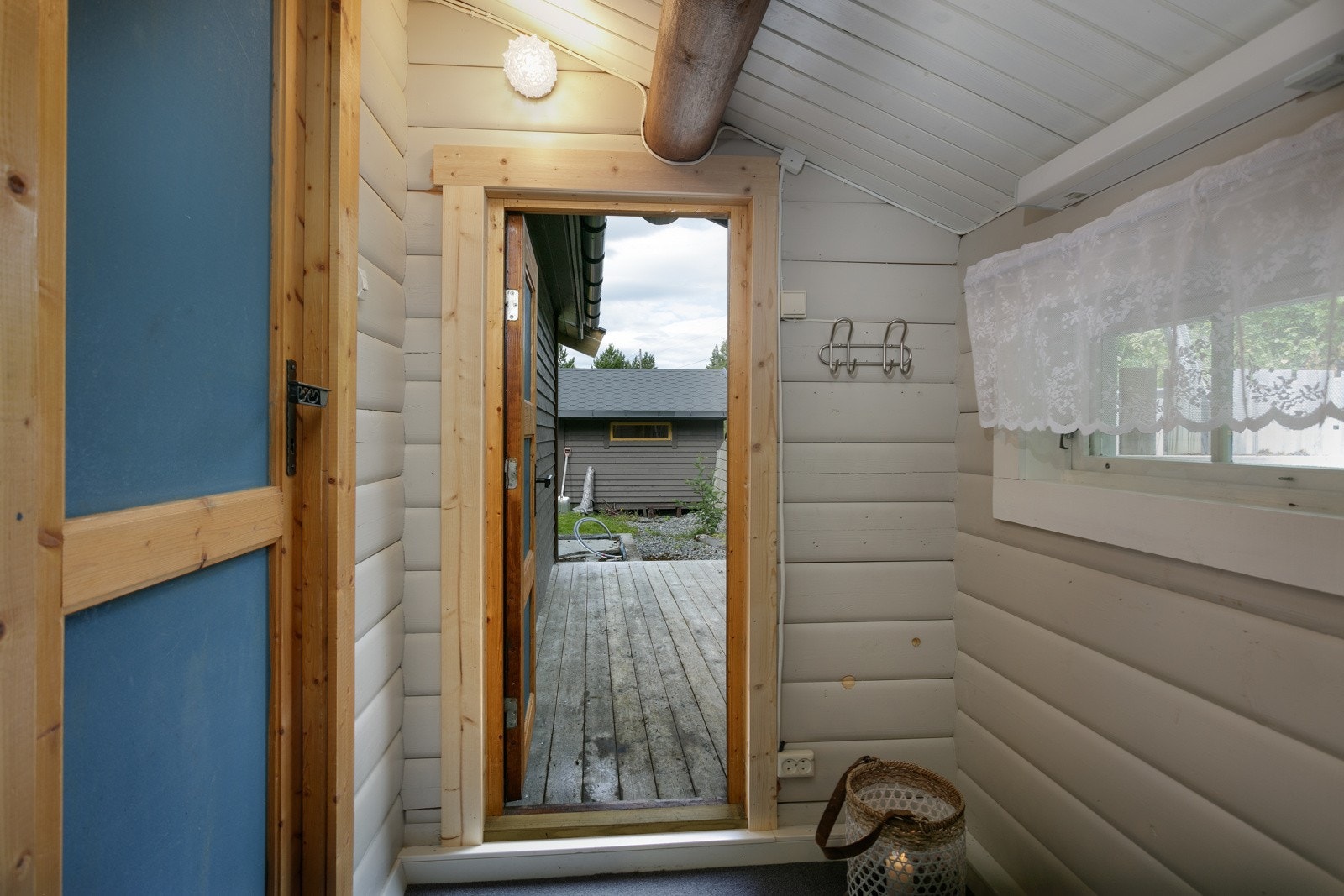 Entréen er lys og praktisk i form av å kunne sette fra seg sko og lignende her Galleribilde