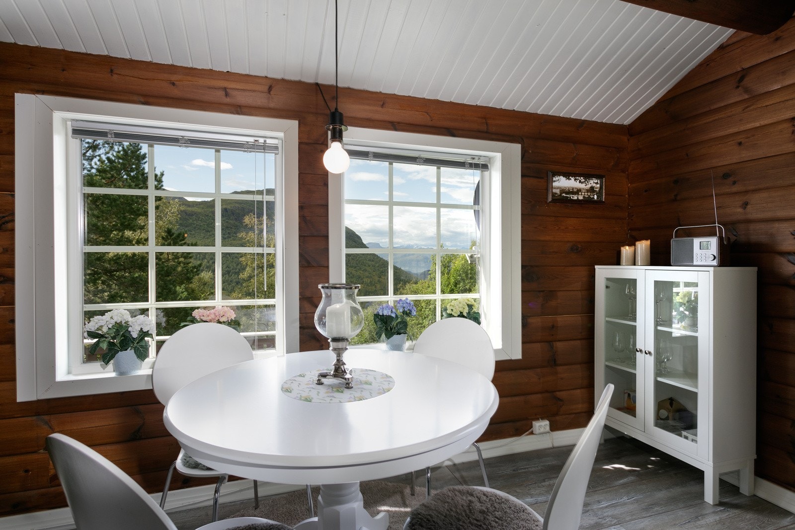 God plass til spisebord ved vinduet Galleribilde